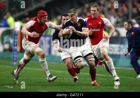 Imanol Harinordoquy in Francia è inseguito da Alun Wyn Jones del Galles durante la partita RBS 6 Nations allo Stade de France, Parigi, Francia. Foto Stock