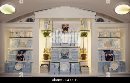 La collezione ufficiale di porcellane commemorative del matrimonio reale è esposta presso il negozio Queen's Gallery di Buckingham Palace Road, a Londra. La speciale Cina commemorativa celebra il prossimo matrimonio del Principe Guglielmo di Galles e di Kate Middleton il 29 aprile 2011. Foto Stock