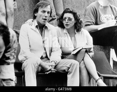 L'attrice Carol Drinkwater e l'attore Christopher Timothy, che ha co-starred in 'tutte le creature grandi e piccole', in Piazza Trafalgar dove hanno partecipato al rally amici della terra e Greenpeace per salvare le balene. La riunione annuale della Commissione Internazionale per la caccia alle balene si è svolta presso il Cafe Royal a Regent Street, Londra. Foto Stock