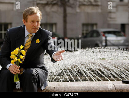 Taoiseach Enda Kenny siede presso la fontana negli edifici governativi durante il lancio del Daffodil Day in aiuto della Irish Cancer Society. Foto Stock