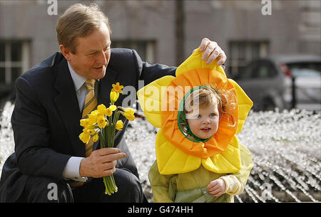 Taoiseach Enda Kenny siede presso la fontana con il potere di Orlaith di due anni negli edifici governativi durante il lancio del Daffodil Day in aiuto della Società Irlandese del cancro. Foto Stock