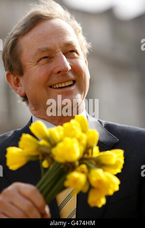 Taoiseach Enda Kenny siede presso la fontana negli edifici governativi durante il lancio del Daffodil Day in aiuto della Irish Cancer Society. Foto Stock