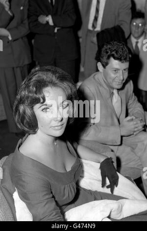 La star di Hollywood Elizabeth Taylor, in una conferenza stampa all'aeroporto di Londra, con suo marito, attore cinematografico americano Eddie Fisher. Foto Stock