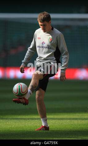 Calcio - UEFA Euro 2012 - Qualifiche - Gruppo G - Galles / Inghilterra - Wales Training - Millennium Stadium. Il capitano del Galles Aaron Ramsey durante l'allenamento Foto Stock