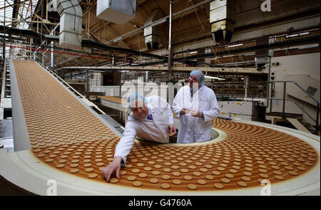 Linea di produzione fabbrica di biscotti mcvities immagini e fotografie  stock ad alta risoluzione - Alamy