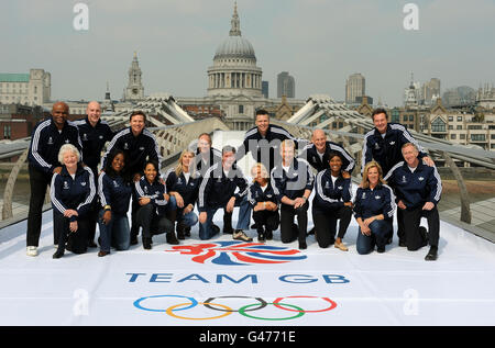 Una parte del British Olympic Legends team per Londra 2012, (da sinistra a destra) Kriss Akabusi, Mary Peters, Adrian Moorhouse, Tessa Sanderson, Roger Black, Kelly Holmes, Sharron Davies, Steve Redgrave, Robin Cousins, Jane Torvill, Steve Backley, Christopher Dean, Duncan Goodhew, Denise Lewis, Sally Gunnell, Lynn Davies e David Hemery si trovano sul Millennium Bridge per una telefonata al Tate Modern di Londra. Foto Stock