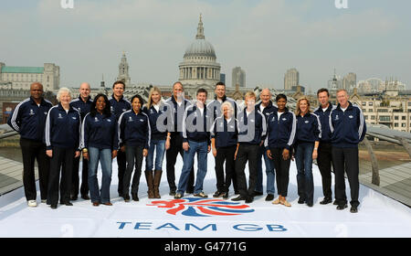 Una parte del British Olympic Legends team per Londra 2012, (da sinistra a destra) Kriss Akabusi, Mary Peters, Adrian Moorhouse, Tessa Sanderson, Roger Black, Kelly Holmes, Sharron Davies, Steve Redgrave, Robin Cousins, Steve Backley, Jane Torvill, Christopher Dean, Duncan Goodhew, Denise Lewis, Sally Gunnell, Lynn Davies e David Hemery si trovano sul Millennium Bridge per una telefonata al Tate Modern di Londra. Foto Stock