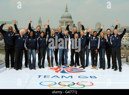 Una parte del team British Olympic Legends per Londra 2012, (da sinistra a destra) Kriss Akabusi, Mary Peters, Adrian Moorhouse, Tessa Sanderson, Roger Black, Kelly Holmes, Sharron Davies, Steve Redgrave, Robin Cousins, Jane Torvill, Steve Backley (in alto), Christopher Dean, Duncan Goodhew, Denise, Lewis, Gunally, Snell, Lynn Davies e David Hemery si trovano sul Millennium Bridge per una telefonata al Tate Modern di Londra. Foto Stock