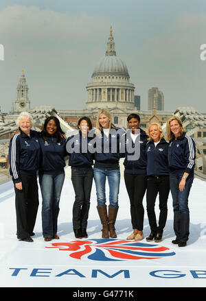 Una parte della squadra olimpica britannica delle leggende per Londra 2012, (da sinistra a destra) Mary Peters, Tessa Sanderson, Kelly Holmes, Sharron Davies, Denise Lewis, Jane Torvill e Sally Gunnell si trovano sul Millennium Bridge per una telefonata al Tate Modern, Londra. Foto Stock