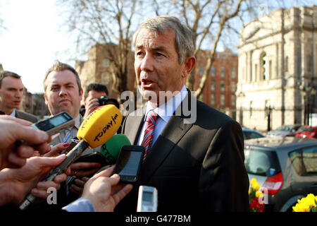 Il TD indipendente Michael Lowry parla ai media sulla base della Leinster House a Dublino. Non vi è alcuna prova che i telefoni al Tribunale di Moriarty sono stati spillati, un'indagine di Garda ha trovato. Foto Stock