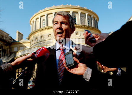 Il TD indipendente Michael Lowry parla ai media sulla base della Leinster House a Dublino. Non vi è alcuna prova che i telefoni al Tribunale di Moriarty sono stati spillati, un'indagine di Garda ha trovato. Foto Stock