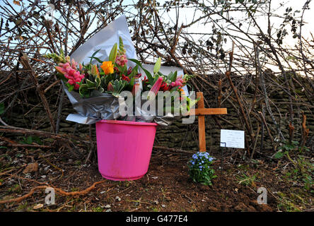 Un tributo floreale lasciato da Wiltshire, Avon e Somerset, e dalla polizia di Thames Valley sulla scena vicino Eastleach, Gloucester, dove resti umani sono stati trovati durante l'inchiesta sull'assassinio di Sian o'Callaghan. Foto Stock