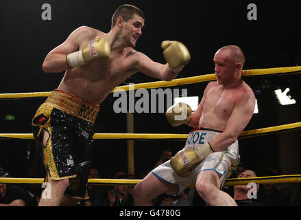 Pugilato - Prizefighter - Super-Middleweights - Liverpool Olympia. Joey Ainscough e Rocky Fielding (a sinistra) all'Olympia di Liverpool, Liverpool. Foto Stock