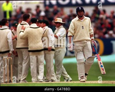 Il capitano dell'Inghilterra Mike Atherton si allontana dopo essere stato catturato alle spalle per sole quattro corse, mentre l'Inghilterra si è impadidito oggi sugli australiani a Headingley (giovedì). FOTO HUMPHREYS/PA. Vedi PA Story CRICKET England. Foto Stock