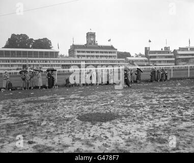 Corse ippiche - Ascot reale - Ascot Racecourse. Ascot viene colpito dalla pioggia durante la riunione reale Foto Stock