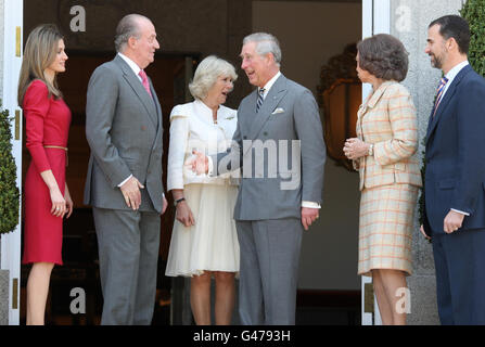 Il Principe di Galles e la Duchessa di Cornovaglia sono ricevuti dal Re Juan Carlos i di Spagna (seconda a sinistra) e dalla Regina Sofia (quinta da sinistra) accanto alla Principessa Letizia delle Asturie (prima a sinistra) e dal Principe Felipi di Spagna al Palazzo Zarzuela, prima di partecipare ad un pranzo privato, a Madrid, Spagna. Foto Stock