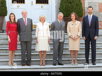 Il Principe di Galles e la Duchessa di Cornovaglia sono ricevuti dal Re Juan Carlos i di Spagna (seconda a sinistra) e dalla Regina Sofia (quinta da sinistra) accanto alla Principessa Letizia delle Asturie (prima a sinistra) e dal Principe Felipi di Spagna al Palazzo Zarzuela, prima di partecipare ad un pranzo privato, a Madrid, Spagna. Foto Stock