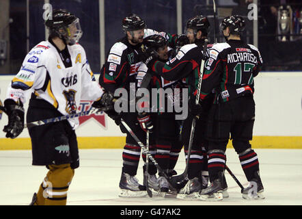 Cardiff Devils Jon pelle (nascosto) è congratulato dai compagni di squadra dopo punteggio Foto Stock