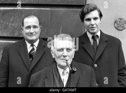 Library filer rif 149918-2, datato 3.2.71, del colonnello Douglas Cairns, Brian Roberts e Jonathon Aitken, alla fine del processo domenicale di "Secrets" del Telegraph all'Old Bailey. Aitken, che è andato avanti a diventare un parlamentare, è stato oggi (Venerdì) di fronte a richieste per il suo perseguimento per la pergiuria e cospirazione di pervertire il corso della giustizia, dopo che ha drasticamente interrotto la sua azione di diffamazione High Court contro il Guardian e Granada TV. PA. VEDI PA STORIA COURTS AITKEN. **disponibile solo in b/n** Foto Stock