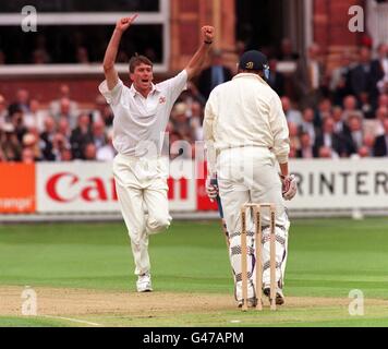 Il bowler australiano Glen McGrath festeggia come il capitano inglese Mike Aterton è catturato da Mark Taylor durante la seconda prova di Cornhill a Lords Today (Venerdì). Foto di David Giles/PA Foto Stock