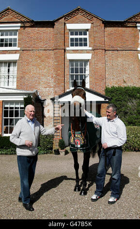L'allenatore Donald McCain Jnr (a destra) si affianca al vincitore del Grand National Ballabriggs durante un Homecoming Photocall alle scuderie di Malpas, Cheshire, STAMPA ASSOCIATIOIN Photo. Data immagine: Domenica 10 aprile 2011. La vittoria è stata la prima in gara dell'allenatore Donald McCain. Suo padre Donald 'Ginger' McCain addestrò due cavalli a quattro vittorie nazionali, Red Rum 3 volte e Amberleigh House nel 2004. Il credito fotografico dovrebbe essere: Dave Thompson/PA Wire Foto Stock