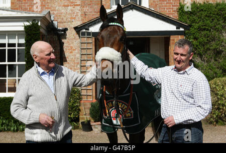 L'allenatore Donald McCain Jnr (a destra) si affianca al vincitore del Grand National Ballabriggs durante un Homecoming Photocall alle scuderie di Malpas, Cheshire, STAMPA ASSOCIATIOIN Photo. Data immagine: Domenica 10 aprile 2011. La vittoria è stata la prima in gara dell'allenatore Donald McCain. Suo padre Donald 'Ginger' McCain addestrò due cavalli a quattro vittorie nazionali, Red Rum 3 volte e Amberleigh House nel 2004. Il credito fotografico dovrebbe essere: Dave Thompson/PA Wire Foto Stock