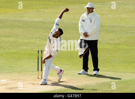 Cricket - Liverpool Victoria County Championship - Divisione due - giorno tre - Essex / Kent - County Ground. Il Ravi Bopara dell'Essex nel bowling d'azione Foto Stock