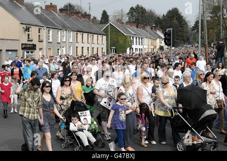 Migliaia di persone si riuniscono a Omagh per una passeggiata di pace in occasione della morte dell'ufficiale di polizia dell'Irlanda del Nord Ronan Kerr, ucciso in un'esplosione di una bomba a. Foto Stock
