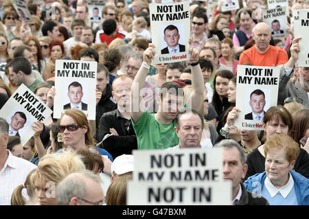 Migliaia di persone si riuniscono a Omagh per una passeggiata di pace in occasione della morte dell'ufficiale di polizia dell'Irlanda del Nord Ronan Kerr, ucciso in un'esplosione di una bomba a. Foto Stock