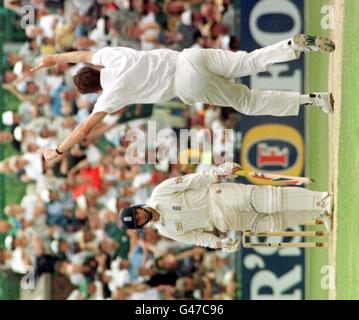 Mark Ealham in Inghilterra sembra stordito dopo essere stato catturato fuori dal bowling di Glenn McGrath durante il terzo Test Match tra Inghilterra e Australia a Old Trafford oggi (Lunedi). Foto di Owen Humphreys. Foto Stock