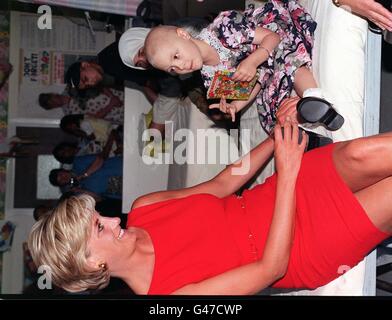 Diana, Principessa del Galles, è venuto faccia a faccia con un rivale per l'attenzione chiamato Camila (corretto) oggi (Lunedi) - e felicemente abbracciata lei. Diana ha incontrato l'anziano di quattro anni, che ha perso i capelli a causa della chemioterapia, durante la sua visita al Northwick Park Hospital, vicino Harrow, a nord-ovest di Londra, dove ha svelato una pietra di fondazione per un nuovo centro di incidenti per bambini. Foto di John Stillwell. Vedi PA Story ROYAL Diana. Foto Stock