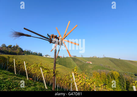 Vigneti con Klapotetz (vento ruota utilizzata come bird scarer) in valle Sulztal a sud della Stiria Strada del Vino, Austria, Steiermark, Foto Stock