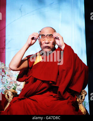 Leader spirituale del Tibet, il Dalai lama, nel Citywest Hotel Dublin. PREMERE ASSOCIAZIONE foto. Data immagine: Mercoledì 13 aprile 2011. Il premio Nobel per la pace esiliato inizia il suo primo viaggio in Irlanda in 20 anni con un evento esaurito a cui hanno partecipato circa 2,000 persone a Dublino. L'età di 76 anni ha camminato mano in mano attraverso il Citywest Hotel di Dublino con l'amico Richard Moore, che era accecato da un proiettile di gomma nell'Irlanda del Nord come bambino. Vedi la storia di PA IRISH Dalailama. Il credito fotografico dovrebbe essere: Julien Behal/PA Wire Foto Stock