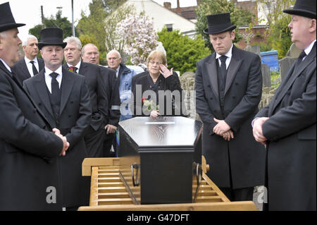 Mary Halliwell si trova accanto ad una bara contenente i resti scheletrici del fratello di suo bisnonno John Horwood, impiccato per omicidio 190 anni fa il 13 aprile 1821, presso la chiesa di Cristo Hanham, vicino a Bristol. Foto Stock