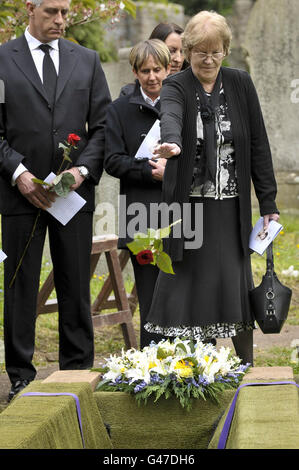 Mary Halliwell durante la sepoltura dei resti scheletrici del fratello di suo bisnonno John Horwood, impiccato per omicidio 190 anni fa il 13 aprile 1821, a Christ Church Hanham, vicino Bristol. Foto Stock