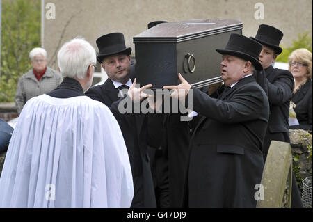 Una bara contenente i resti scheletrici di John Horwood, impiccato per omicidio 190 anni fa il 13 aprile 1821, arriva su un carro funebre a mano a Christ Church Hanham, vicino Bristol. Foto Stock