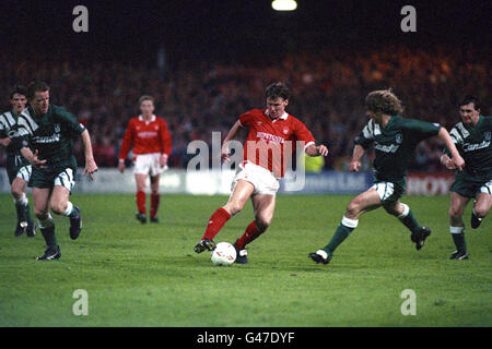 Teddy Sheringham in azione per Nottingham Forest (c). (l-r) Mike Marsh, Steve Nicol (entrambi Liverpool), Scot Gemmill, Teddy Sheringham (entrambi Nottingham Forest), Barry Venison e Ray Houghton (entrambi Liverpool). Foto Stock