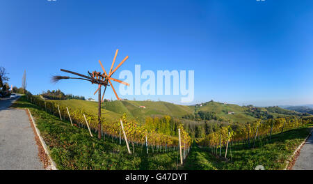 Vigneti con Klapotetz (vento ruota utilizzata come bird scarer) in valle Sulztal a sud della Stiria Strada del Vino, Austria, Steiermark, Foto Stock