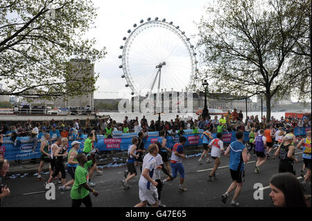 Atletica - 31 Maratona Vergine di Londra. I concorrenti corrono oltre il London Eye durante la 31esima Maratona Virgin London a Londra. Foto Stock