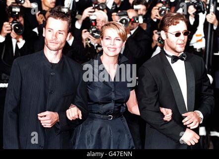 (L-R) Guy Pearce, Kim Basigner e Russell Crowe arrivano per la prima di LA Confidential al cinquantesimo Festival del Cinema di Cannes. Foto Stock