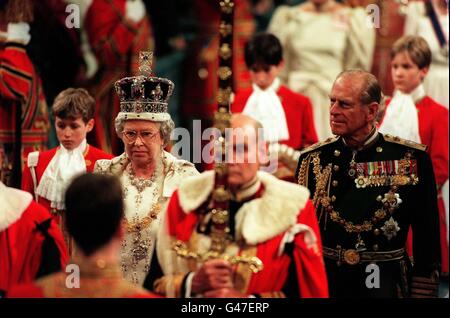 NPA rota foto da Nigel Wright/l'Express della Regina e del Principe Filippo a piedi dalla House of Lords prima la regina del discorso Foto Stock