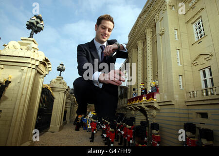 Il principe William guarda come Andrew Walker, ex guardia di sicurezza del parco, aggiunge il tocco finale a una scena di lego posizionando un modello di Kate Middleton sul balcone di Buckingham Palace a MINILAND a LEGOLAND Windsor, Berkshire, come parte della loro nuova scena di matrimonio reale. PREMERE ASSOCIAZIONE foto. Data immagine: Lunedì 28 marzo 2011. Il credito fotografico dovrebbe essere: Steve Parsons/PA Wire Foto Stock