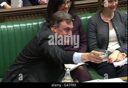 Il cancelliere ombra ed Balls durante le domande del primo Ministro alla Camera dei Comuni, Londra. Foto Stock