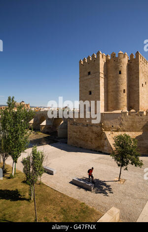 Torre de la Calahorra torre medievale sul Puente Romano sul fiume Guadalquivir, città di Cordoba Andalusia, Spagna, Europa Foto Stock