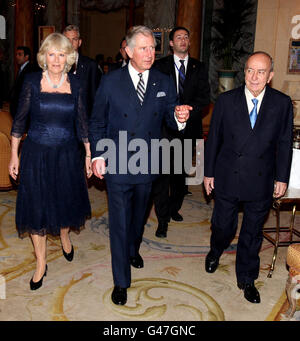 Il Principe di Galles e la Duchessa di Cornovaglia all'hotel Ritz di Madrid, Spagna, dove partecipano ad un ricevimento e ad un concerto ospitati dalla British Hispanic Foundation. Foto Stock