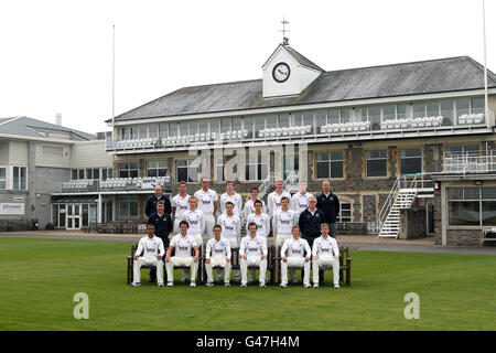 Gruppo del team Gloucestershire (da sinistra a destra) fisioterapista Steve Griffin, Ian Cockbain, David Wade, James Fuller, Richard Coughtrie, Liam Norwell, David Payne, E il coach di forza e condizionamento Chris Bodman (fila centrale da sinistra a destra) Direttore dell'Accademia Owen Dawkins, Ian Saxelby, Chris Dent, Jack Taylor, Will Gidman e Direttore di Cricket John Bracewell (prima fila da sinistra a destra), Vikram Banerjee, Jon Lewis, Chris Taylor, Alex Gidman (capitano), Jonathan Batty e Richard Dawson Foto Stock