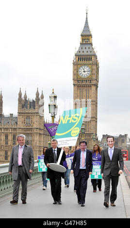 Il segretario generale Unison Dave Prentis porta un cartello per la vendita su Westminster Bridge, con 'agenti immobiliari Cameron, Clegg & Lansley' durante una protesta dei tagli della NHS da parte del sindacato del settore pubblico fuori Guys e St Thomas' Hospital, Londra. Foto Stock