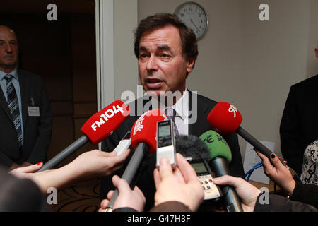 Il Ministro della Giustizia, dell'uguaglianza e della Difesa Alan Shatter parla ai giornalisti dell'Ashling Hotel di Dublino. Foto Stock