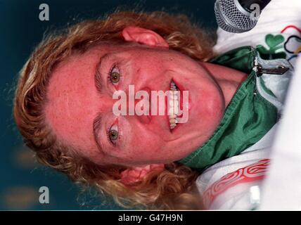 Gli occhi irlandesi sorridono questa sera (mercoledì) dopo che Michelle Smith ha preso la sua terza medaglia d'oro per il suo paese alle Olimpiadi di Atlanta. Il 26-year-old ha vinto il 100m freestyle individuale per rivendicare il triplo prixe. Il 20/12/97 fu annunciato che Michelle probabilmente avrebbe nuotato i 800 metri freestyle nei Campionati del mondo di gennaio 1998 a Perth, Australia. Michelle ha detto che avrebbe preso una decisione finale dopo aver nuotato i 100m liberi al Gran Premio di Bordeaux il 21/12/97. Il 28.4.98 fu annunciato che Michelle Smith, medaglia d'oro olimpica irlandese per il nuoto, ha vinto tre titoli olimpici Foto Stock