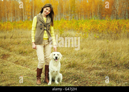 Il Labrador retriever con il proprietario Foto Stock